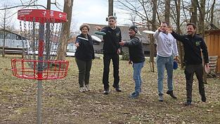 Guter Wurf: B&uuml;rgermeisterin Alexandra Riedl, Profispieler Stefan Minkwitz, Bauamtsleiter Winfried Maier, Gesch&auml;ftsleiter Josef Kaml und Trainer Jannick Wetterich (von links) testen den neuen Discgolf-Parcours am Esper.