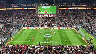 Budenzauber mit Fu&szlig;ball-Legenden wie Arjen Robben und Franck Rib&eacute;ry (rote Trikots) in M&uuml;nchen.