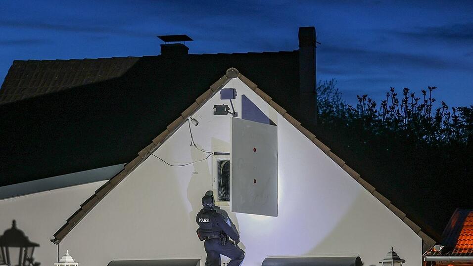 Auch Spezialeinsatzkr&auml;fte sind etwa in Hilden dabei.