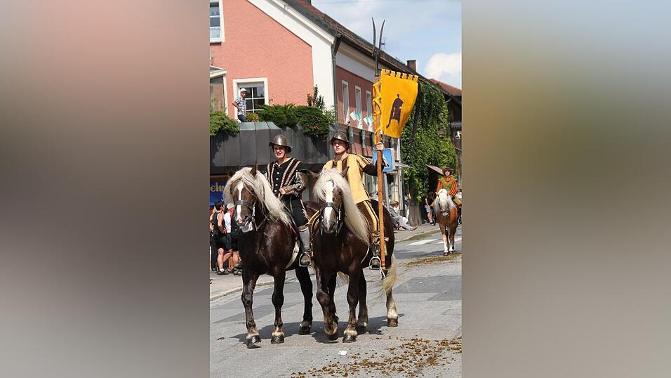 Die schönsten Augenblicke des historischen Drachenstich-Festzuges 2016. Die schönsten Augenblicke des historischen Drachenstich-Festzuges 2016.