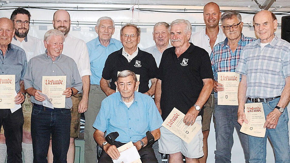 Die Wegbereiter: Viele der noch lebenden Gr&uuml;ndungsmitglieder kamen pers&ouml;nlich zum Festabend und wurden von den Vorsitzenden Ulrich Stemmler (2.v.l.), Stefan Rieder (4.v.l.) und Ludwig Lang (3.v.r.) geehrt.