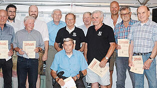 Die Wegbereiter: Viele der noch lebenden Gründungsmitglieder kamen persönlich zum Festabend und wurden von den Vorsitzenden Ulrich Stemmler (2.v.l.), Stefan Rieder (4.v.l.) und Ludwig Lang (3.v.r.) geehrt. Die Wegbereiter: Viele der noch lebenden Gründungsmitglieder kamen persönlich zum Festabend und wurden von den Vorsitzenden Ulrich Stemmler (2.v.l.), Stefan Rieder (4.v.l.) und Ludwig Lang (3.v.r.) geehrt.