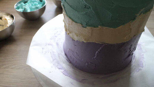 Danach wird die Torte mit der Buttercreme eingestrichen.
