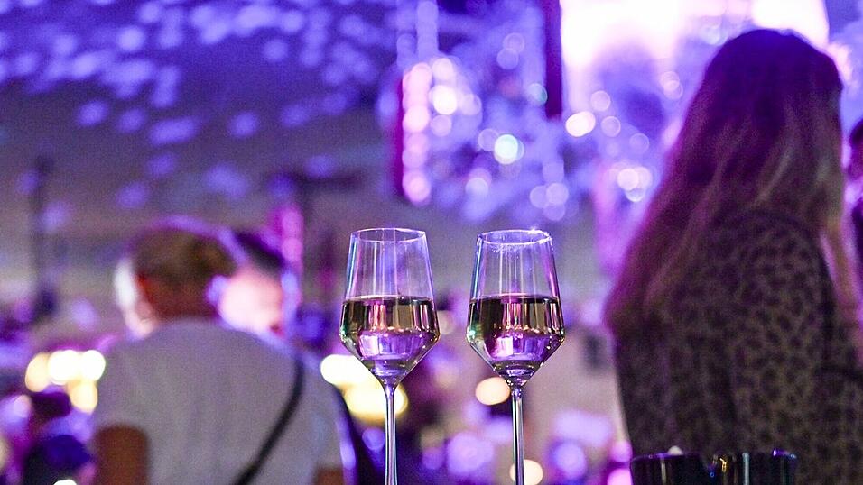 Zwei 17-Jährige haben versucht, mit ausgeliehenen Ausweisen in ein erst ab 18 Jahren zugelassenes Lokal zu kommen. (Symbolbild) Zwei 17-Jährige haben versucht, mit ausgeliehenen Ausweisen in ein erst ab 18 Jahren zugelassenes Lokal zu kommen. (Symbolbild)