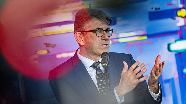 Kulturstaatsminister Weimer sucht seit Monaten Wege f&uuml;r eine bessere Verg&uuml;tung von K&uuml;nstlern auf Musikstreamingdiensten. (Archivbild)