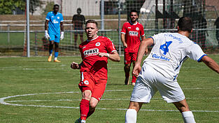 Tobias Richter (in Rot) bringt den SV Türk Gücü Straubing mit seinem Treffer zum 1:0 gegen Dingolfing (in Weiß) früh auf die Siegerstraße. Tobias Richter (in Rot) bringt den SV Türk Gücü Straubing mit seinem Treffer zum 1:0 gegen Dingolfing (in Weiß) früh auf die Siegerstraße.