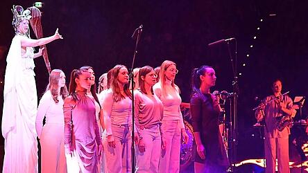 F&uuml;nf mal standen die W&ouml;rther Turnerinnen gemeinsam mit Profimusikern und Akrobaten f&uuml;r 'Feuerwerk der Turnkunst' auf der B&uuml;hne.