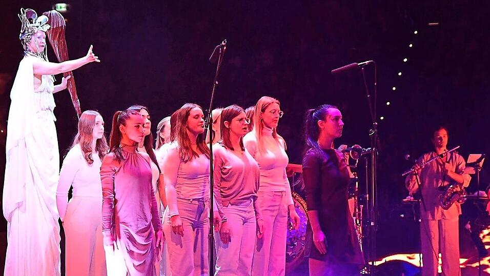 F&uuml;nf mal standen die W&ouml;rther Turnerinnen gemeinsam mit Profimusikern und Akrobaten f&uuml;r 'Feuerwerk der Turnkunst' auf der B&uuml;hne.