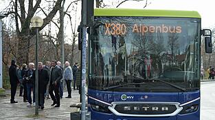 Der Alpenbus soll Murnau im Westen und Rosenheim im Osten verbinden. Der Alpenbus soll Murnau im Westen und Rosenheim im Osten verbinden.