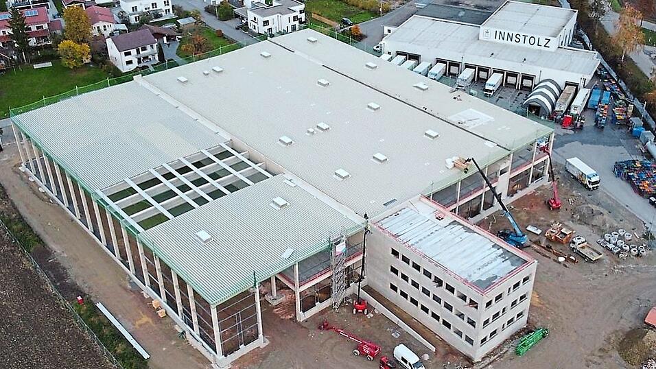 Dir Firma Innstolz Frischdienst ist bereit f&uuml;r die Zukunft: Hinter dem alten Firmengeb&auml;ude entsteht aktuell ein rund 10.000 Quadratmeter gro&szlig;es Logistikzentrum mit Lager- und K&uuml;hlr&auml;umen sowie B&uuml;rofl&auml;che.