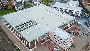 Dir Firma Innstolz Frischdienst ist bereit f&uuml;r die Zukunft: Hinter dem alten Firmengeb&auml;ude entsteht aktuell ein rund 10.000 Quadratmeter gro&szlig;es Logistikzentrum mit Lager- und K&uuml;hlr&auml;umen sowie B&uuml;rofl&auml;che.