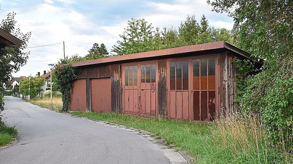 Auf dem Grundst&uuml;ck dieses alten Schuppens sollen die drei Tiny-H&auml;user entstehen. - Rechts: So k&ouml;nnen Tiny-H&auml;user aussehen - fotografiert beim Silikon-Vilstal-Festival in Holzhausen vor einigen Jahren.