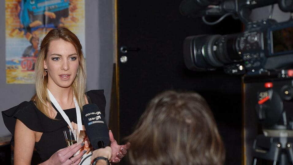 Freunde und Fans kamen zur Ausstrahlung der ersten Folge der 12. Staffel von Germany's Next Topmodel ins Landauer Kino KuKi. Mittendrin war Claudia Fiedler.
