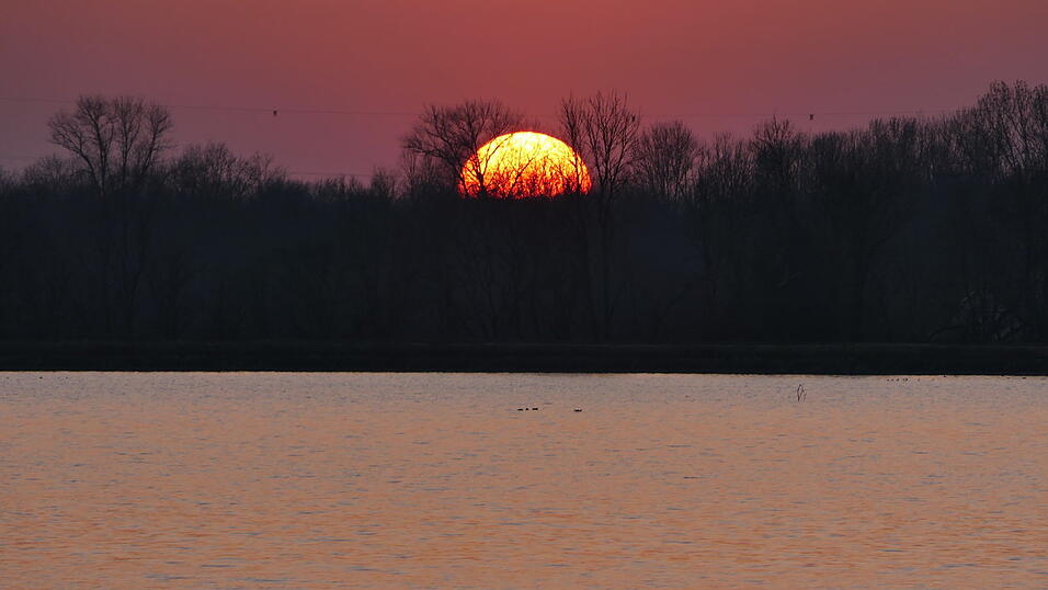 Sonnenuntergang am Echinger Stausee.