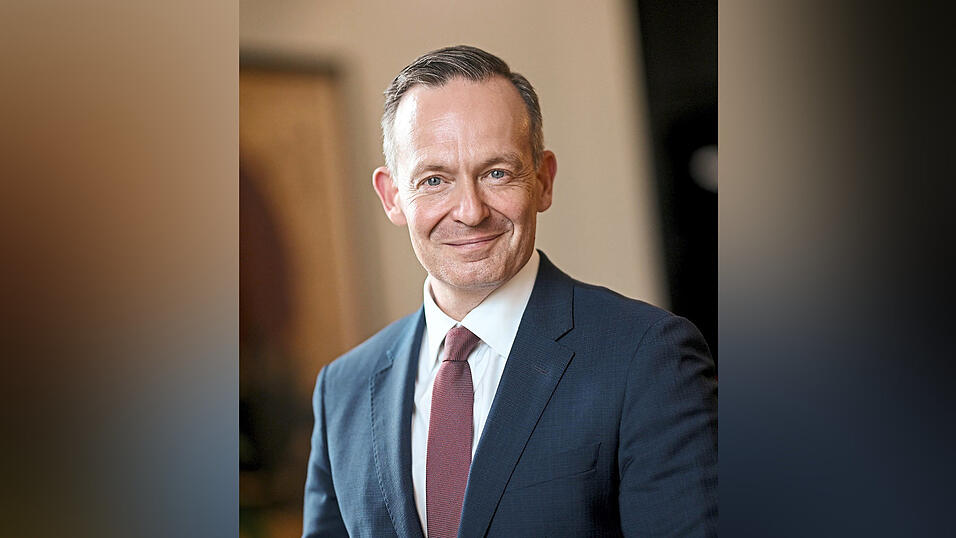Bundesverkehrsminister Volker Wissing setzt bei zukunftsfähiger Mobilität nicht nur auf die Schiene. Für ihn gehören Autos genau so dazu. Bundesverkehrsminister Volker Wissing setzt bei zukunftsfähiger Mobilität nicht nur auf die Schiene. Für ihn gehören Autos genau so dazu.