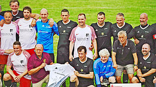 Hans-Peter Summer und Ex-Bundesliga-Schiedsrichter Wolfgang Stark mit einem unterzeichneten FC Sternstunden-Trikot, das dem ETSV 09 zuging. Der Spendenscheck wurde im Gegenzug an den Verein Sternstunden überreicht. Hans-Peter Summer und Ex-Bundesliga-Schiedsrichter Wolfgang Stark mit einem unterzeichneten FC Sternstunden-Trikot, das dem ETSV 09 zuging. Der Spendenscheck wurde im Gegenzug an den Verein Sternstunden überreicht.