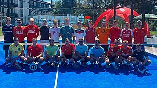 Mit 21 Leuten war der 1. FC Bad Kötzting am vergangenen Wochenende beim TC Rot-Weiß Cham vertreten. Dort spielten sie Padel. Mit 21 Leuten war der 1. FC Bad Kötzting am vergangenen Wochenende beim TC Rot-Weiß Cham vertreten. Dort spielten sie Padel.