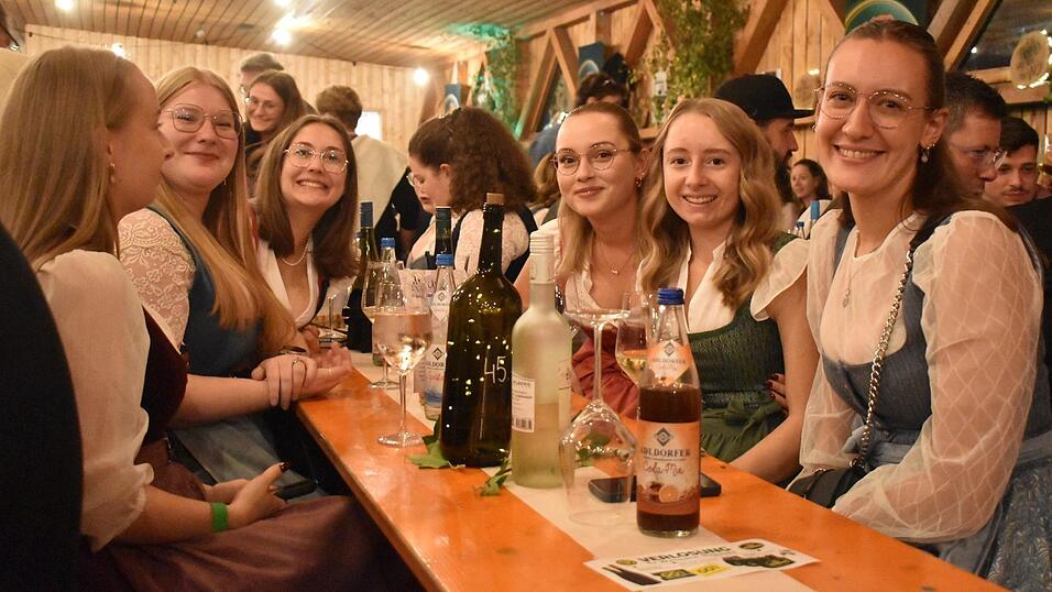 Fesche Dirndl gab es zu sehen, dazu kernige Lederhosen. Fesche Dirndl gab es zu sehen, dazu kernige Lederhosen.