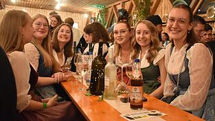 Fesche Dirndl gab es zu sehen, dazu kernige Lederhosen. Fesche Dirndl gab es zu sehen, dazu kernige Lederhosen.