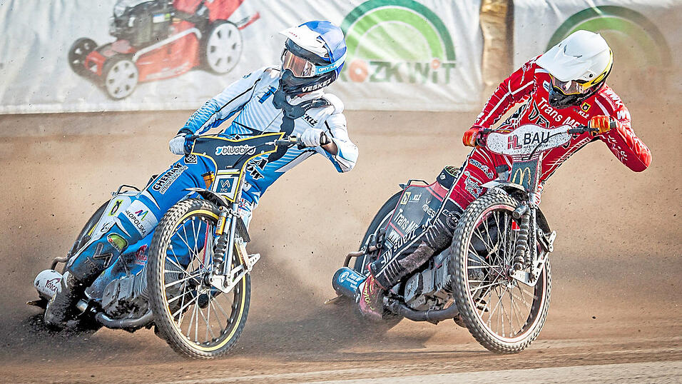 Die Devils h&auml;ngten sich vor rund 3.500 Zuschauern m&auml;chtig rein - wie in dieser Szene Valentin Grobauer (rechts) gegen Adrian Cyfer. Gegen den bestens besetzten Titelfavoriten Unia Tarnow reichte es aber maximal zu zweiten Pl&auml;tzen.
