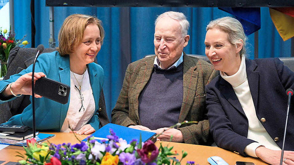Beatrix von Storch (v. l.), Alexander Gauland, und AfD-Bundesvorsitzende Alice Weidel machen ein Foto zu Beginn der konstituierenden Sitzung der Fraktion. Die AfD verlangt einen größeren Sitzungssaal - ausgerechnet den Otto-Wels-Saal der SPD. Das sorgt für einen Affront.