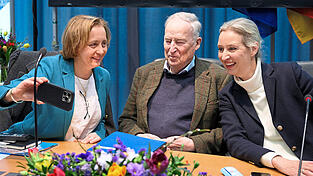Beatrix von Storch (v. l.), Alexander Gauland, und AfD-Bundesvorsitzende Alice Weidel machen ein Foto zu Beginn der konstituierenden Sitzung der Fraktion. Die AfD verlangt einen größeren Sitzungssaal - ausgerechnet den Otto-Wels-Saal der SPD. Das sorgt für einen Affront.
