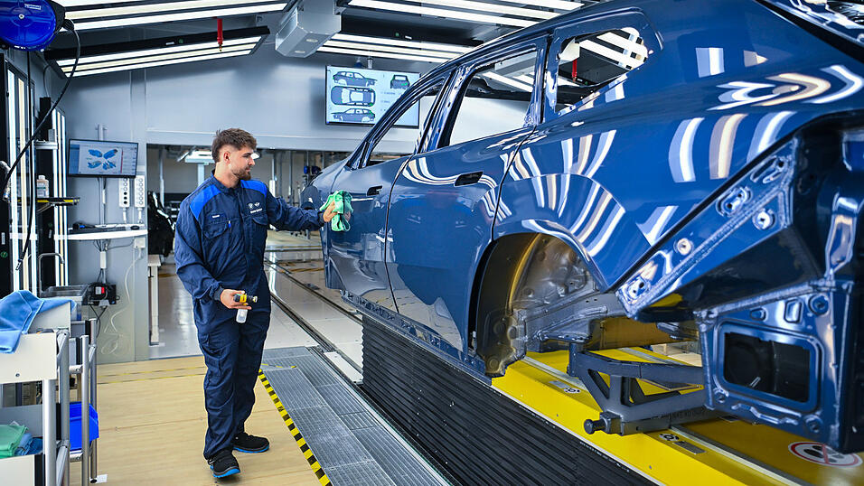 Die Lackiererei verzichtet auf Erdgas und läuft stattdessen mit Strom aus erneuerbaren Energien. Die Lackiererei verzichtet auf Erdgas und läuft stattdessen mit Strom aus erneuerbaren Energien.