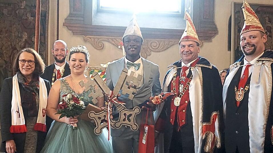 Das Prinzenpaar der Narragonia Lena I. und Valdo I. (Mitte) mit den symbolischen Stadtschlüsseln.