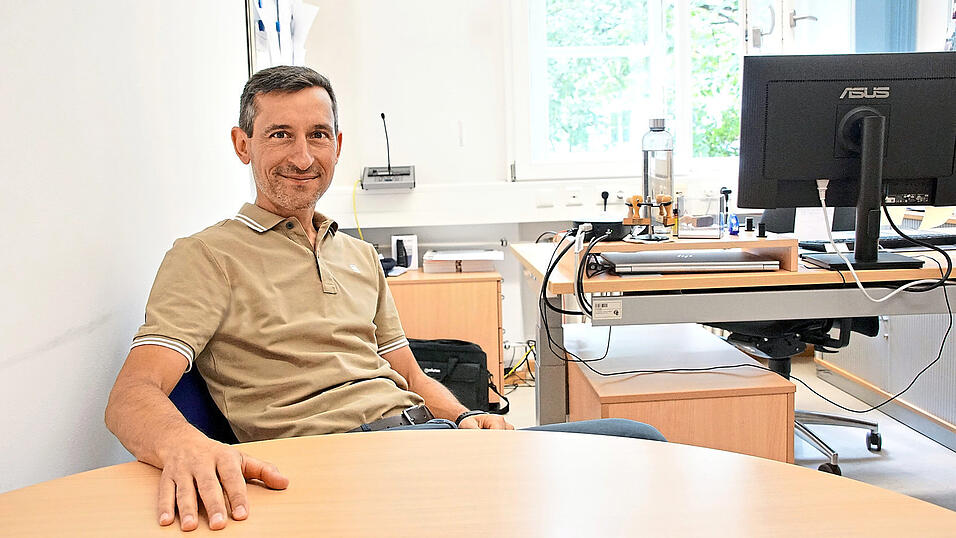 Rainer Irrgang aus Brennberg, Leiter des Kriminaldauerdienstes, in seinem B&uuml;ro in Regensburg. Die Aufgabe erfordert viel Einf&uuml;hlungsverm&ouml;gen.