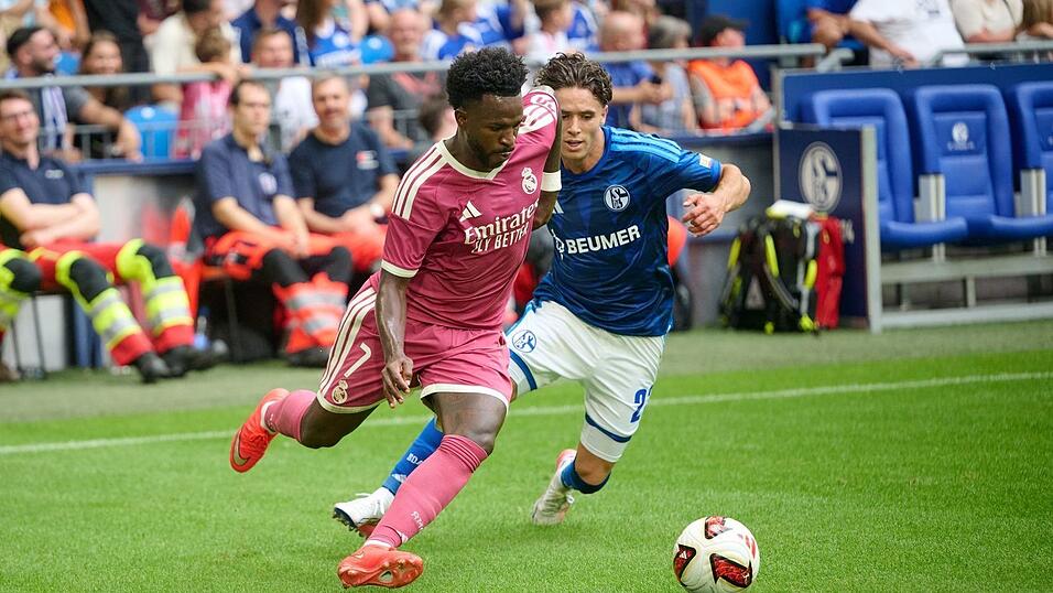 Vin&iacute;cius J&uacute;nior (l) wurde beim Testspiel auf Schalke ausgepfiffen. (Archivbild)
