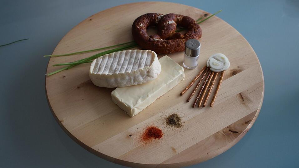Die Zutaten für den Obatzden: Camembert, Schmelzkäse, Schnittlauch, Zwiebel, Paprika, Kümmel und Salz. Die Zutaten für den Obatzden: Camembert, Schmelzkäse, Schnittlauch, Zwiebel, Paprika, Kümmel und Salz.