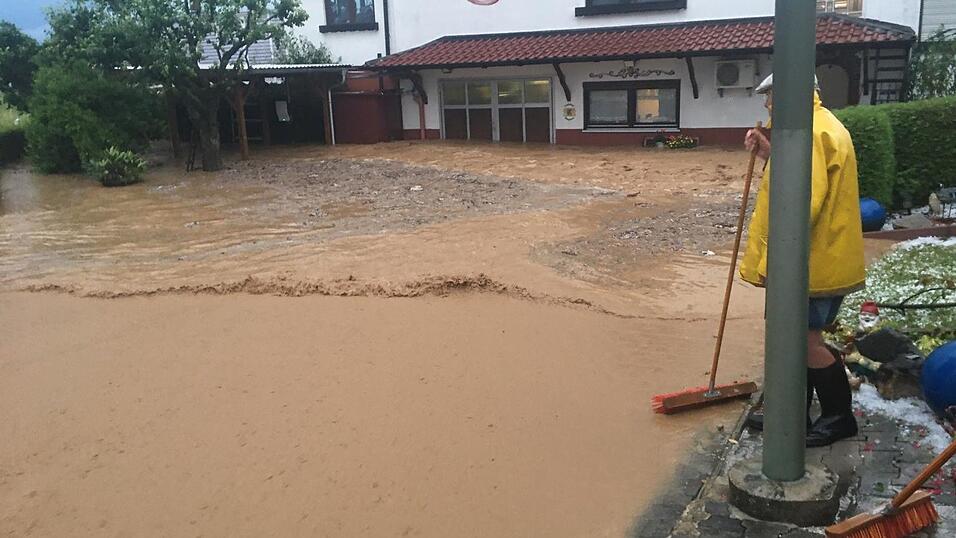 Auch im Landkreis Deggendorf waren die Feuerwehren die Nacht über im Dauereinsatz. Auch im Landkreis Deggendorf waren die Feuerwehren die Nacht über im Dauereinsatz.