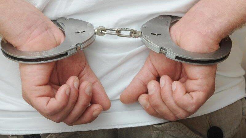 Ein Mann hat am Dienstag in Fürstenstein vier Polizisten verletzt und musste gefesselt werden (Symbolbild). Ein Mann hat am Dienstag in Fürstenstein vier Polizisten verletzt und musste gefesselt werden (Symbolbild).