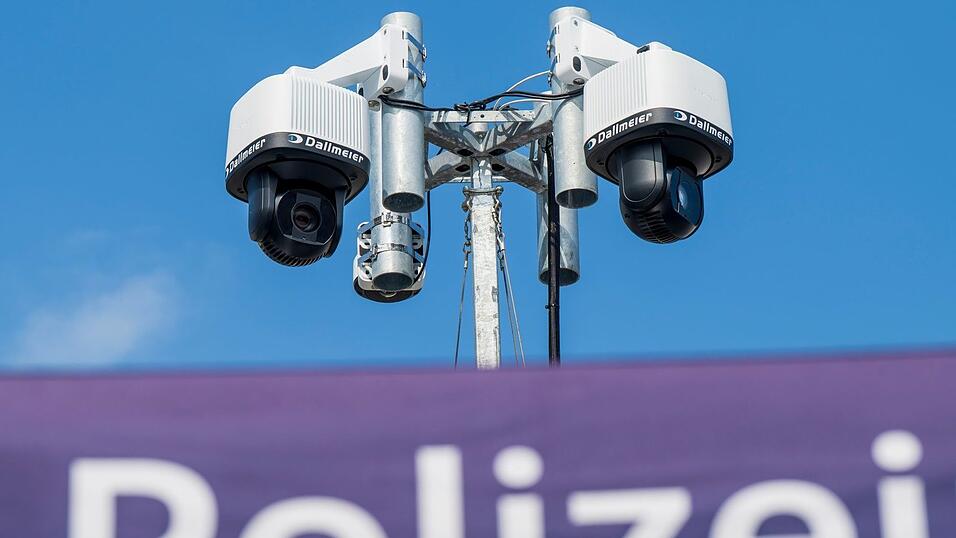 Die Türme ragen bis zu sechs Meter hoch in den Himmel.