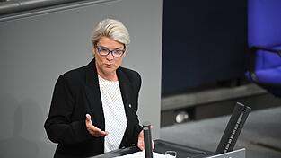 Ein Rauchverbot im Auto soll Schwangere und Minderjährige vor den Gefahren des Passivrauchens schützen, die CDU-Politikerin Borchardt warnt vor Symbolpolitik. (Symbolbild)