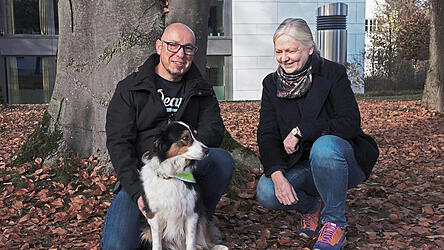 Dirk Meyer-Schumann mit seiner vierbeinigen Assistentin Lucy und Oberärztin Dr. Ute Blau auf dem Mainkofener Klinikgelände. Seit März 2025 hilft der 49-Jährige Patienten der Alkohol-Kurzzeit-Reha dabei, ihre Sucht zu überwinden. Dank seiner eigenen Erfahrungen hat er einen besonderen Zugang zu den Abhängigen.