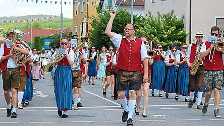 Auch im vergangenen Jahr war der Volksfesteinzug bei Temperaturen um 30 Grad eine schwei&szlig;treibende Angelegenheit. Da die Wetterprognose f&uuml;r Sonntag sogar Werte um 40 Grad ausgibt, startet der Umzug nicht nur sp&auml;ter, die Zugstrecke ist auch deutlich k&uuml;rzer.