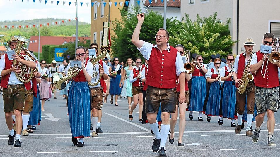 Auch im vergangenen Jahr war der Volksfesteinzug bei Temperaturen um 30 Grad eine schwei&szlig;treibende Angelegenheit. Da die Wetterprognose f&uuml;r Sonntag sogar Werte um 40 Grad ausgibt, startet der Umzug nicht nur sp&auml;ter, die Zugstrecke ist auch deutlich k&uuml;rzer.