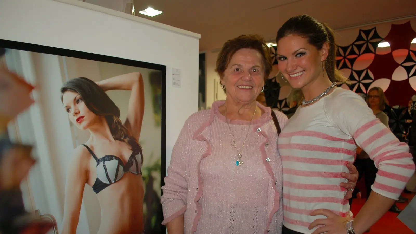 tchibo massagegerät mit vibration 4,1 Tausend Older Woman Lingerie lizenzfreie Bilder, Stockfotos und  Aufnahmen