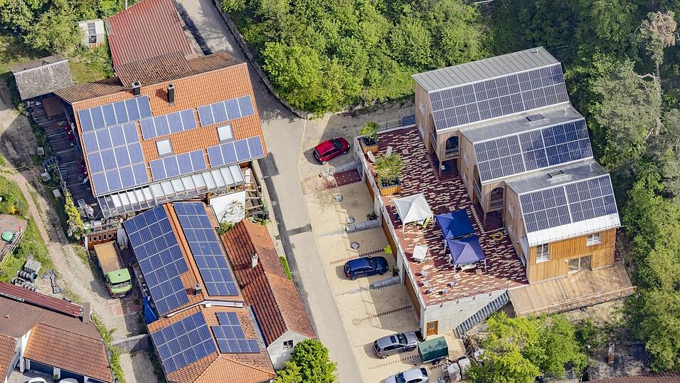 Laut Energie-Steckbrief des Landkreises liegt der Anteil erneuerbarer Energien am gesamten Stromverbrauch in der Region ohnehin schon weit über 100 Prozent, es gibt also einen Überschuss - doch gerade bei Solarenergie ist das Potential noch längst nicht ausgeschöpft. Wer selbst überlegt, sich Photovoltaik auf das eigene Dach zu holen (wie im Bild in Niedererlbach bei Buch), kann sich über das Solarkataster des Landkreises informieren, ob sich das lohnt. Laut Energie-Steckbrief des Landkreises liegt der Anteil erneuerbarer Energien am gesamten Stromverbrauch in der Region ohnehin schon weit über 100 Prozent, es gibt also einen Überschuss - doch gerade bei Solarenergie ist das Potential noch längst nicht ausgeschöpft. Wer selbst überlegt, sich Photovoltaik auf das eigene Dach zu holen (wie im Bild in Niedererlbach bei Buch), kann sich über das Solarkataster des Landkreises informieren, ob sich das lohnt.