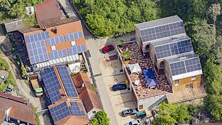 Laut Energie-Steckbrief des Landkreises liegt der Anteil erneuerbarer Energien am gesamten Stromverbrauch in der Region ohnehin schon weit über 100 Prozent, es gibt also einen Überschuss - doch gerade bei Solarenergie ist das Potential noch längst nicht ausgeschöpft. Wer selbst überlegt, sich Photovoltaik auf das eigene Dach zu holen (wie im Bild in Niedererlbach bei Buch), kann sich über das Solarkataster des Landkreises informieren, ob sich das lohnt.
