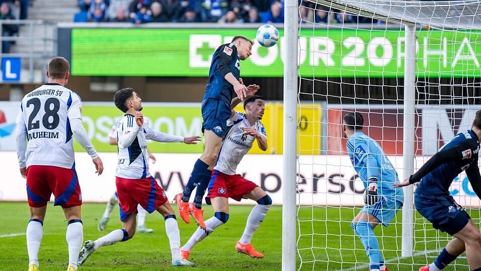 Paderborns Filip Bilbija (M) ist per Kopf erfolgreich.
