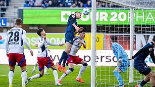 Paderborns Filip Bilbija (M) ist per Kopf erfolgreich.