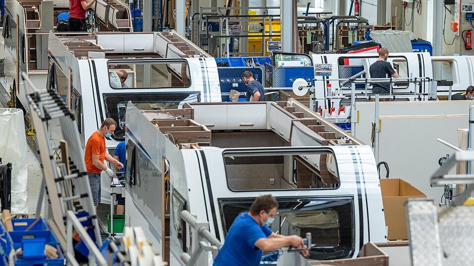 Nach Einsparungen und einem Stellenabbau will der Wohnwagenhersteller ab 2026 weniger Baureihen anbieten.
