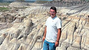 Sebastian Hastreiter in den Brumheller Badlands. Während seines Aufenthalts lernt er Land und Leute kennen. Sebastian Hastreiter in den Brumheller Badlands. Während seines Aufenthalts lernt er Land und Leute kennen.