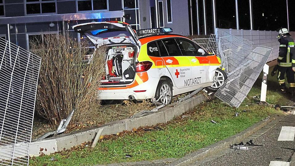 Das Rettungsfahrzeug kam nach links von der Straße ab und riss einen angrenzenden Zaun um. Das Rettungsfahrzeug kam nach links von der Straße ab und riss einen angrenzenden Zaun um.