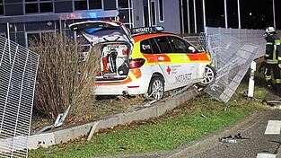 Das Rettungsfahrzeug kam nach links von der Straße ab und riss einen angrenzenden Zaun um.