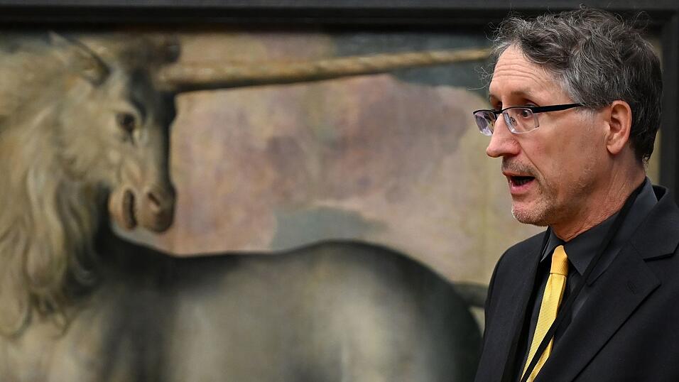Der Historiker Michael Philipp klärt darüber auf, dass das Horn der Einhörner angeblich Vergiftungen heilen sollte.