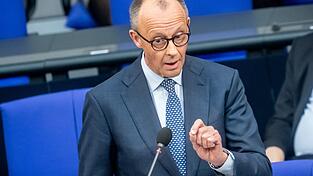 Beim Thema Gewalt gegen Frauen geht es in der Regierungsbefragungn im Bundestag hoch her. Beim Thema Gewalt gegen Frauen geht es in der Regierungsbefragungn im Bundestag hoch her.