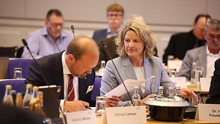 Astrid Freudenstein sitzt künftig wieder als Stadträtin neben ihrem Fraktionschef Michael Lehner. Astrid Freudenstein sitzt künftig wieder als Stadträtin neben ihrem Fraktionschef Michael Lehner.